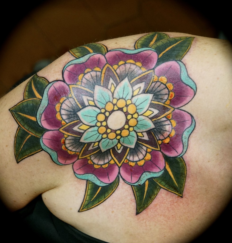 #ziguritattoo#berlintattoo#tattoo berlin schöneberg#mandalablüte tattoo#
